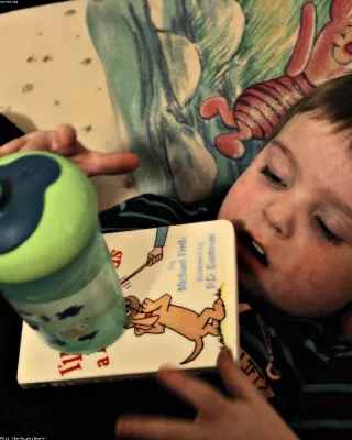 Copo infantil 450 ml com canudo dobrável — caixa com 24