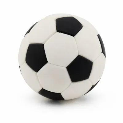 Borracha em forma de mini bola de futebol, cores preto e branco, ideal para material escolar