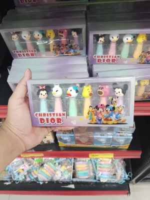 Conjunto de canetas infantis em forma de personagens da Disney, incluindo Mickey, Minnie e Pato Donald, ideal para estudantes.