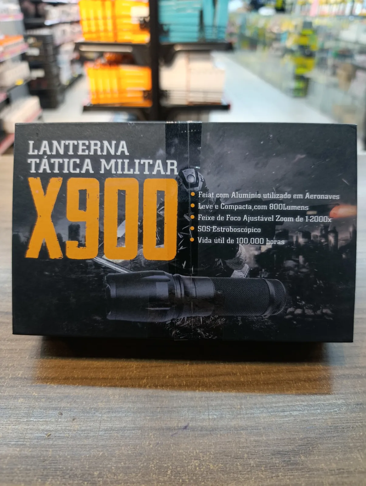 X900战术手电筒,铝合金材质,800流明,1200倍变焦,SOS功能,使用寿命100,000小时