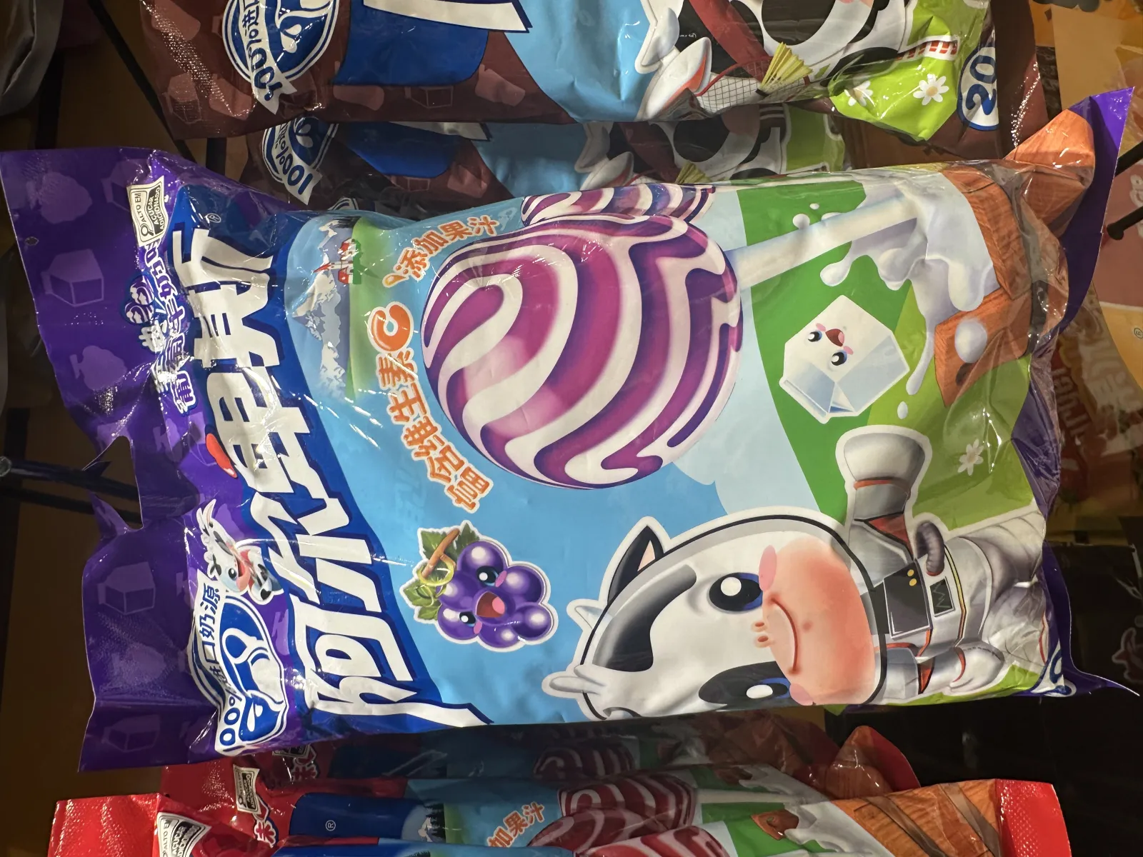 Pirulito sabor de uva com leite