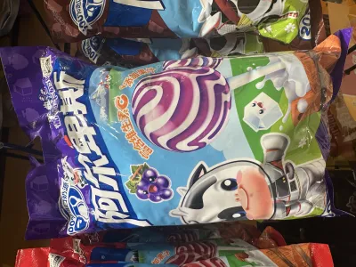 Pirulito sabor de uva com leite