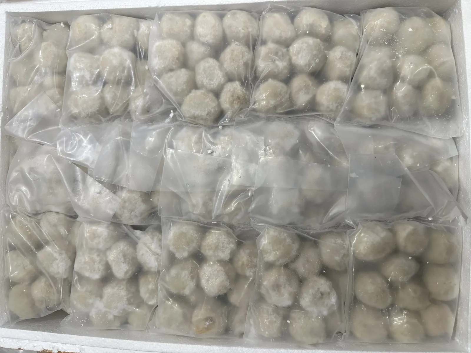 Bolinho de peixe recheado com carne de porco
