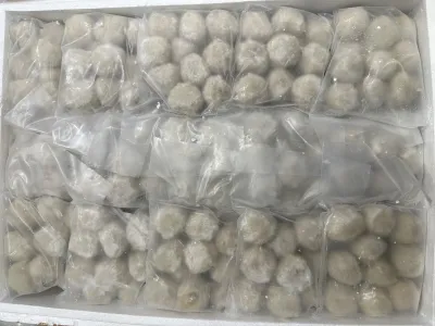 Bolinho de peixe recheado com carne de porco