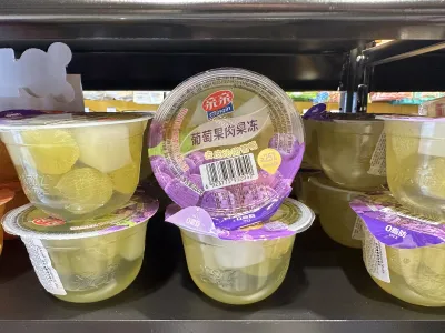 Gelatina de uva com pedaços de fruta