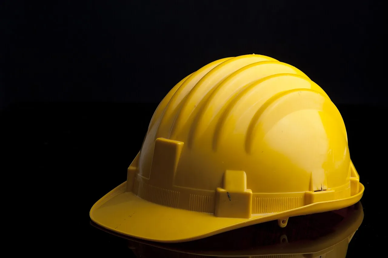 Capacete de obra com carneira — caixa 10 un