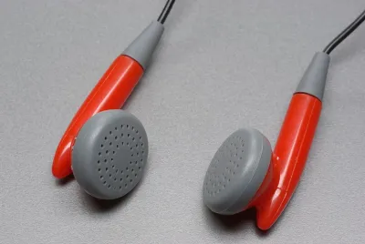 Fone com fio P2 e microfone