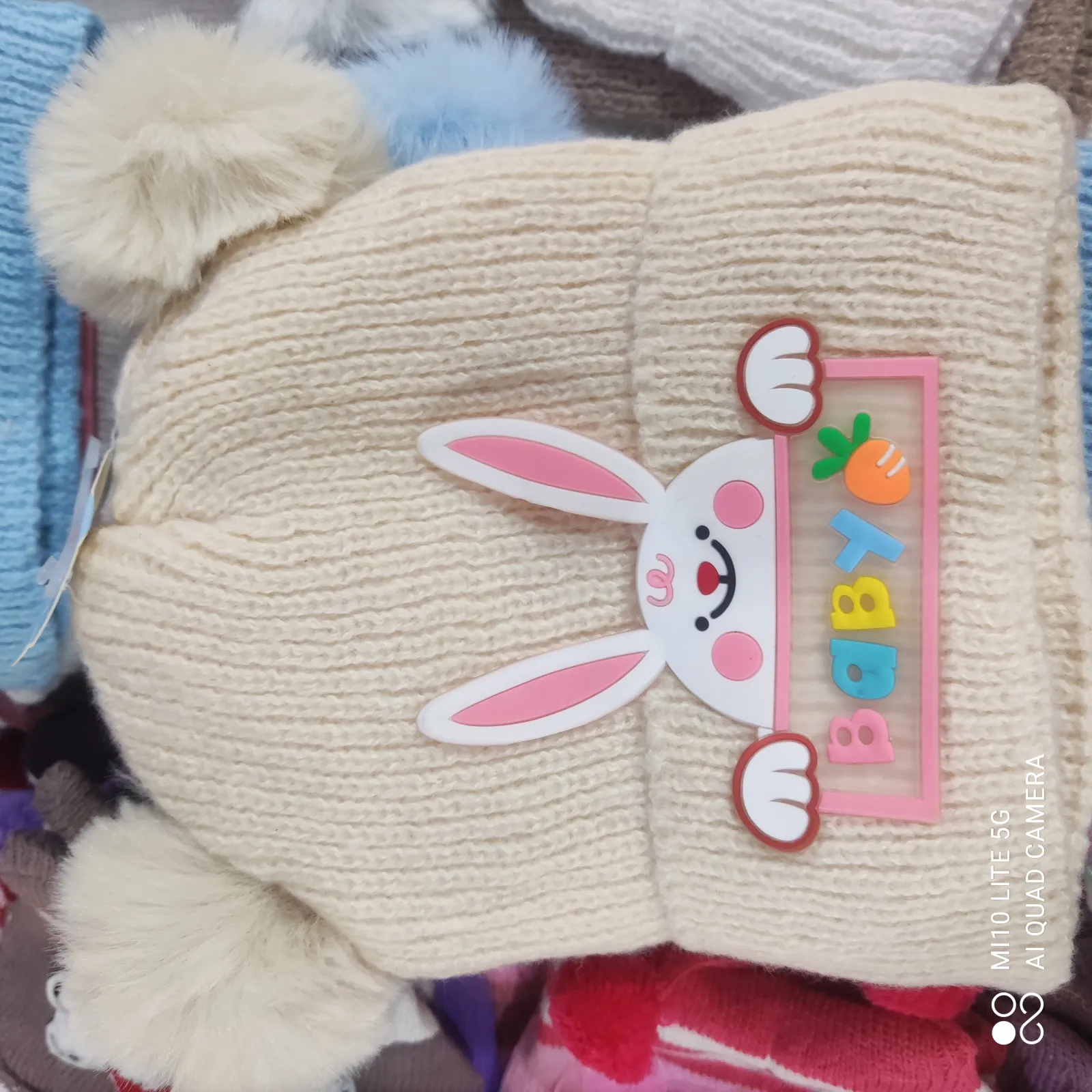 Gorro de lã para bebê com orelhas de coelho, cor creme, com pompons, adequado para 0-2 anos