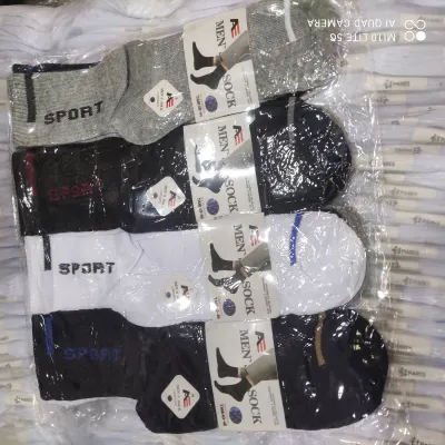 Meias esportivas masculinas em pacote com 12 pares, cores preta, branca e cinza, confortáveis e respiráveis, adequadas para uso diário