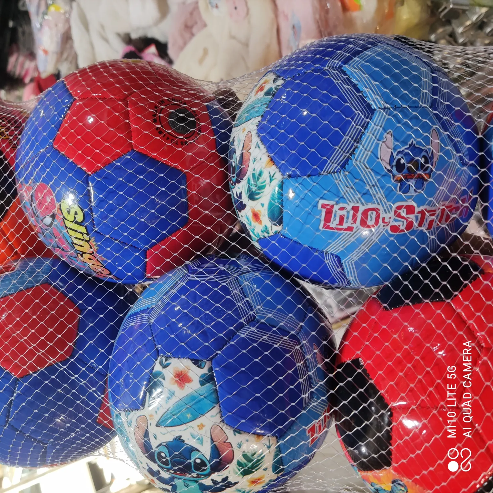 Bola de futebol infantil, azul e vermelha, com estampas de desenhos animados, ideal para atividades ao ar livre