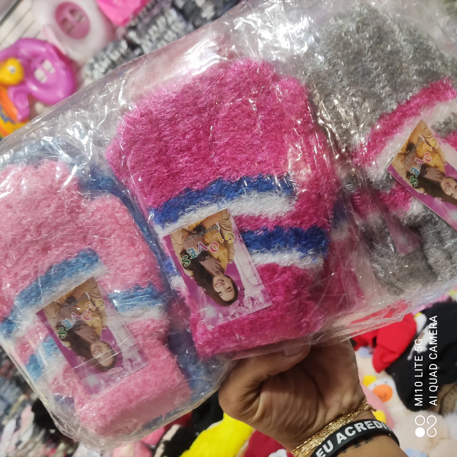 Luvas quentes de pelúcia, pacote com três pares, cores rosa e cinza, adequadas para o inverno