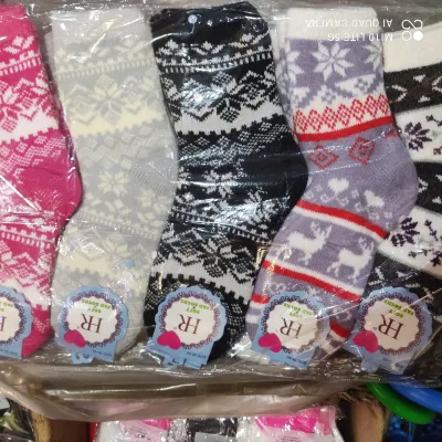 Meias quentes de inverno da marca HR, quatro cores, confortáveis e macias, padrão clássico de flocos de neve, adequadas para uso familiar.