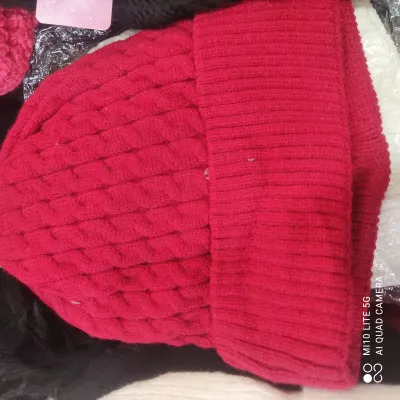 Gorro de tricô vermelho, aquecido e estiloso, ideal para o inverno