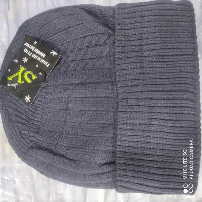 Gorro de tricô da marca SK, cinza escuro, quente e confortável, ideal para o inverno.