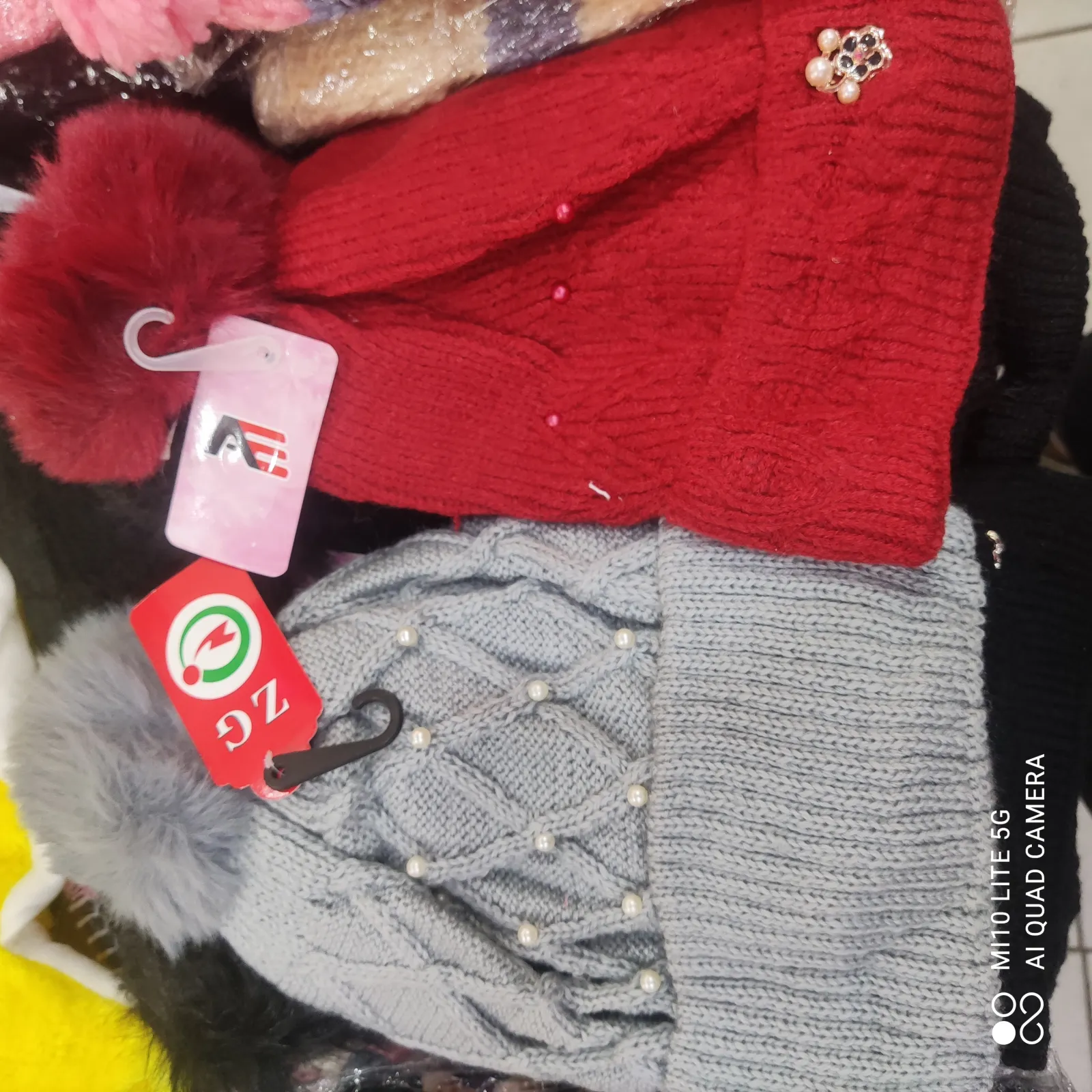 Toucas de lã elegantes, cinza e vermelho, com pompom e decoração de pérolas, ideais para aquecer no inverno
