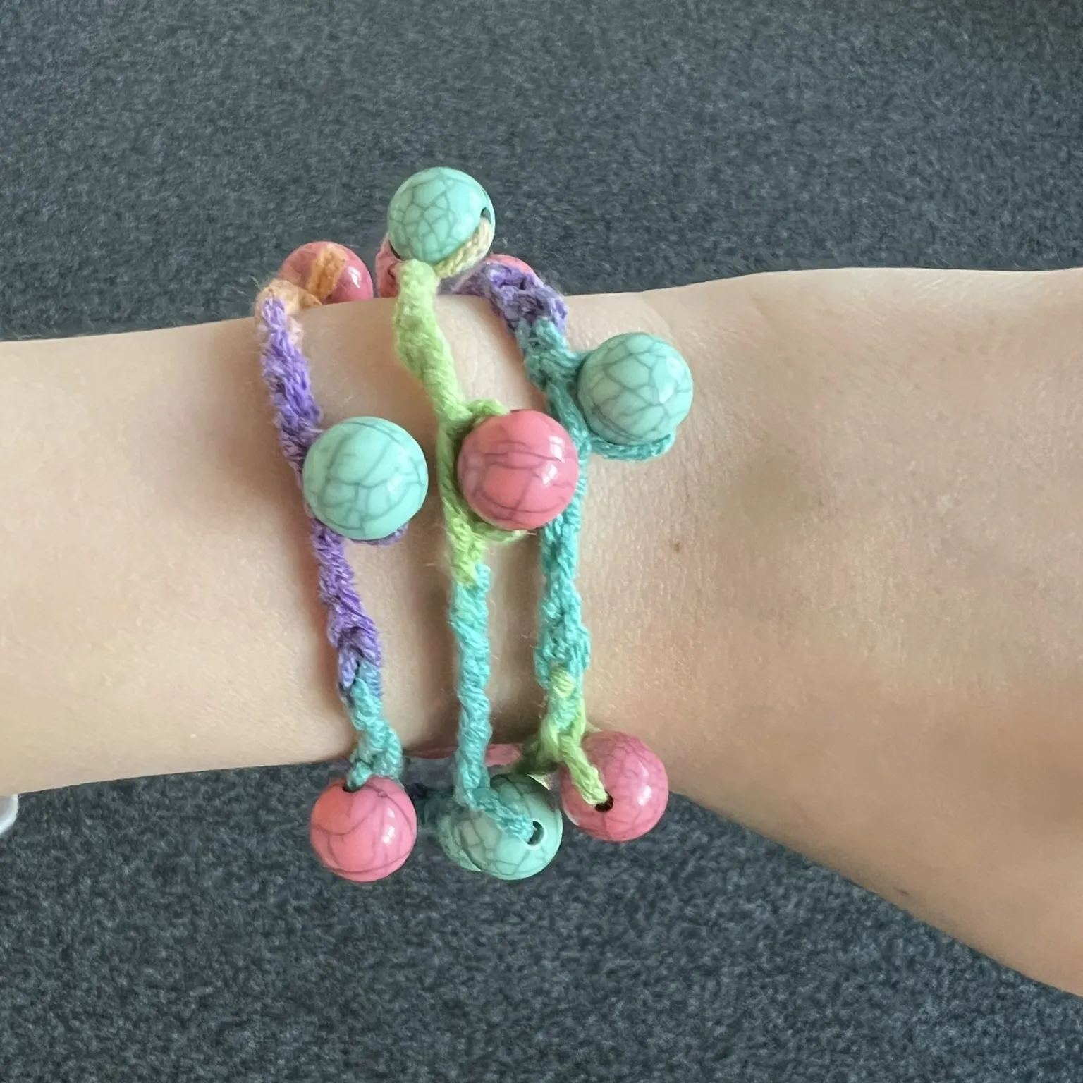 Pulseira de crochê com bolinhas
