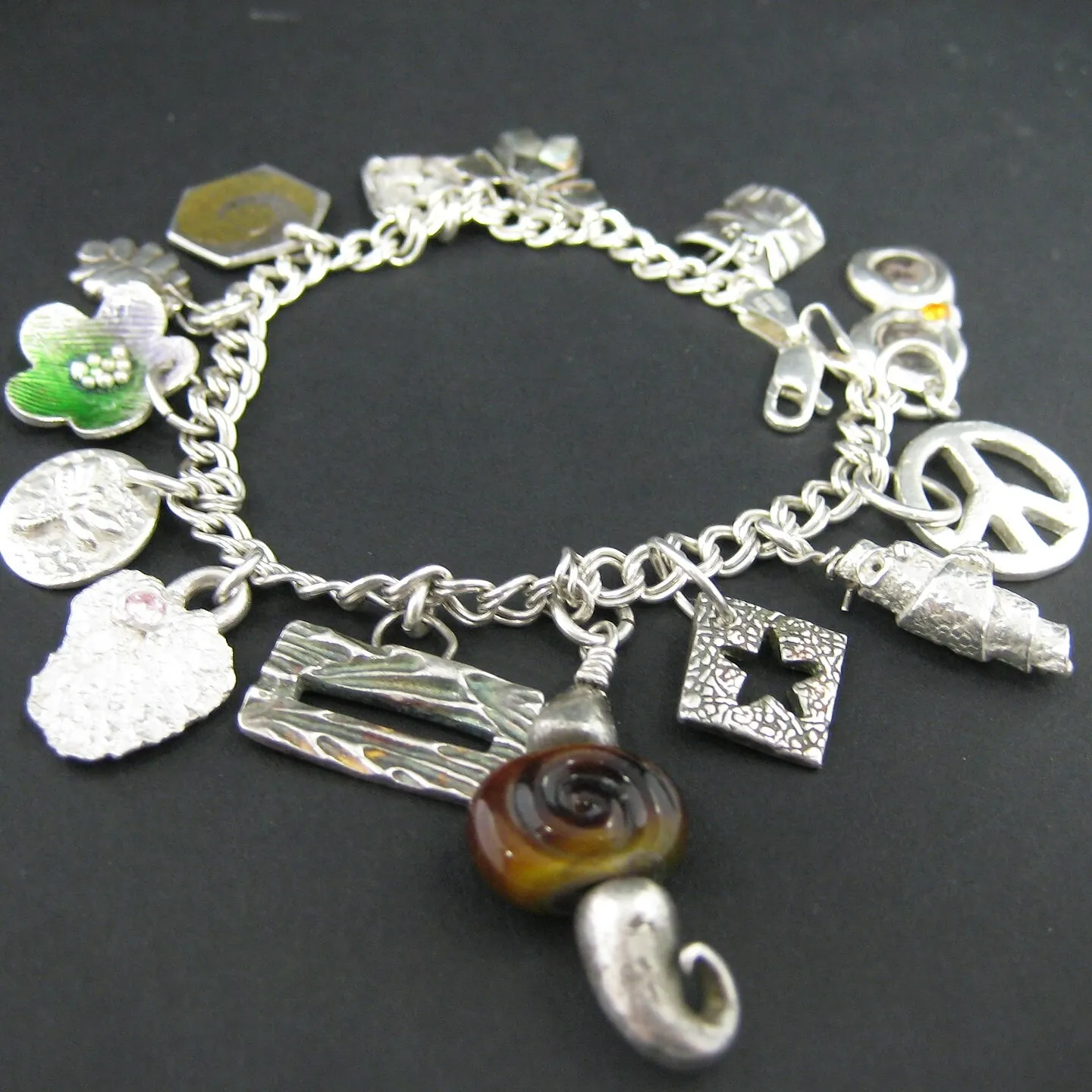 Pulseira de berloques prateada