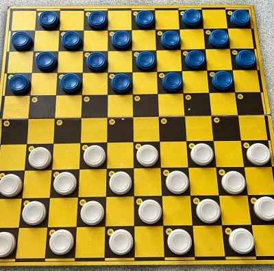 Jogo de damas com tabuleiro dobrável