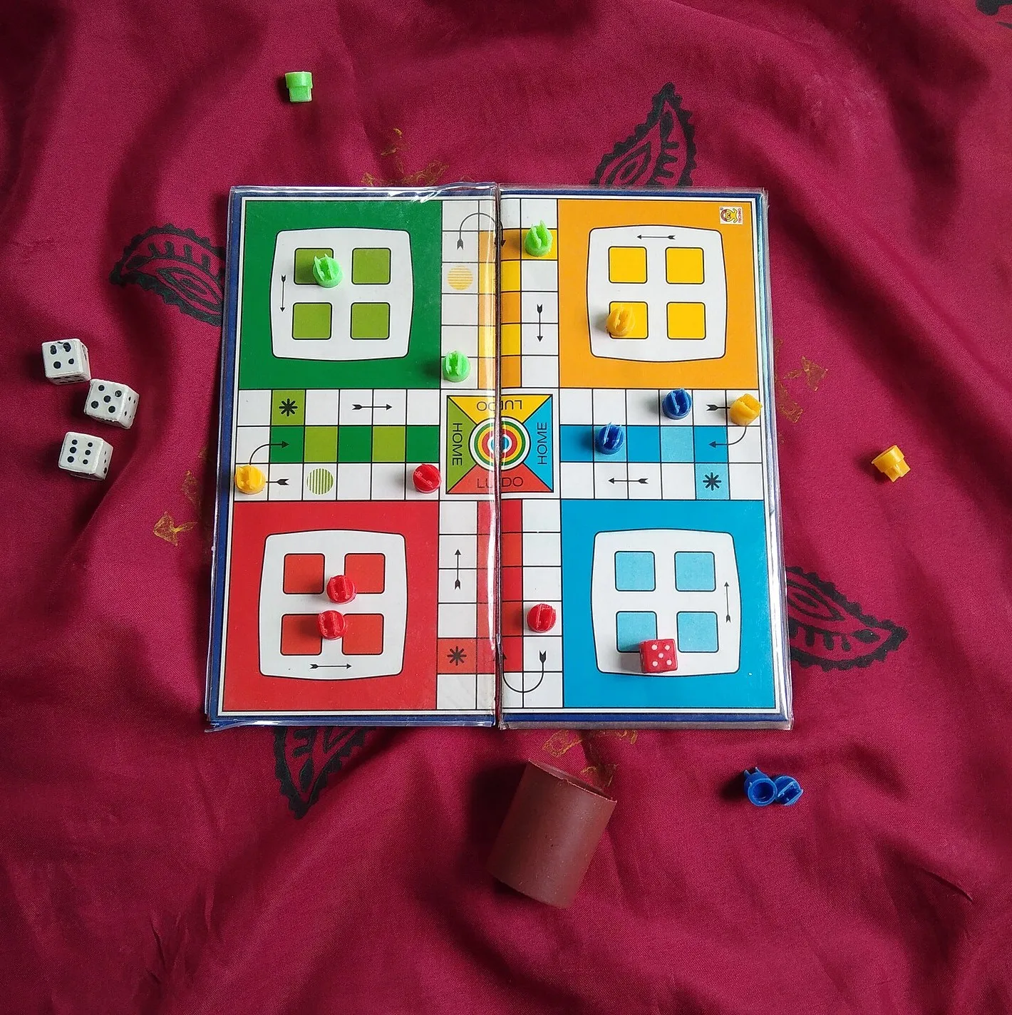 Ludo clássico com 16 peões e dado