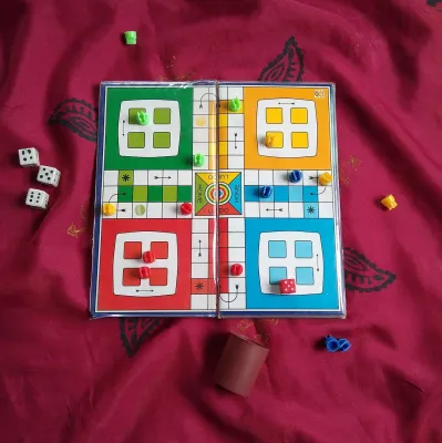 Ludo clássico com 16 peões e dado