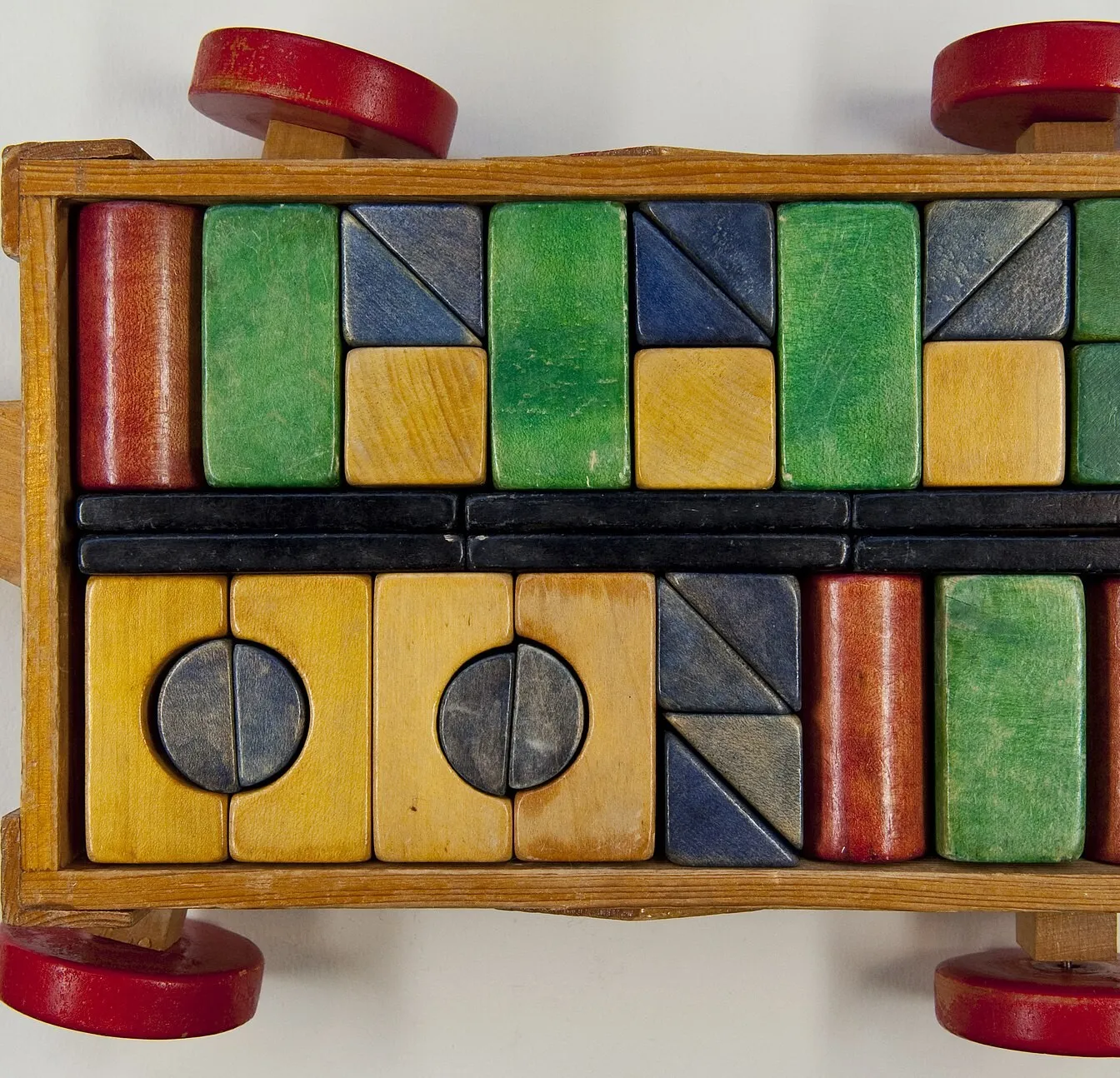Carrinho puxa-puxa com 30 blocos de madeira