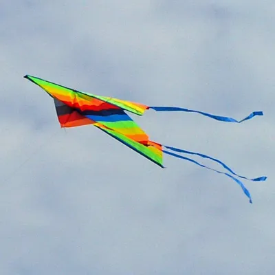 Pipa arco-íris com rabiola e linha