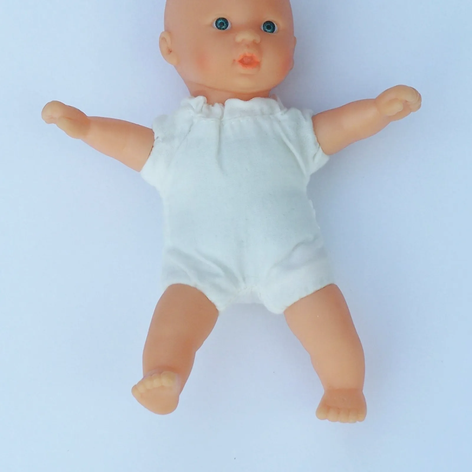 Boneca bebê de vinil com macacão 35 cm
