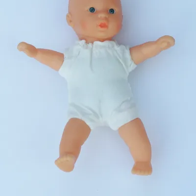 Boneca bebê de vinil com macacão 35 cm