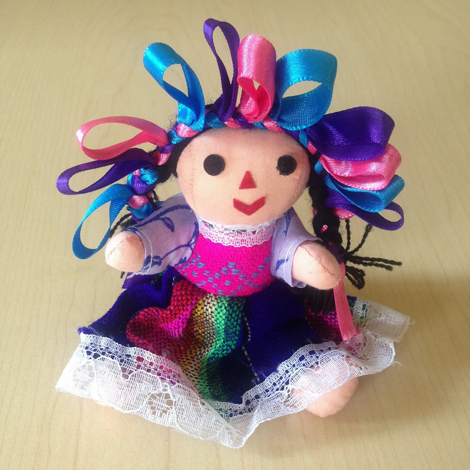 Boneca de pano com laços de cetim 30 cm
