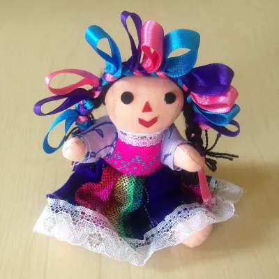 Boneca de pano com laços de cetim 30 cm