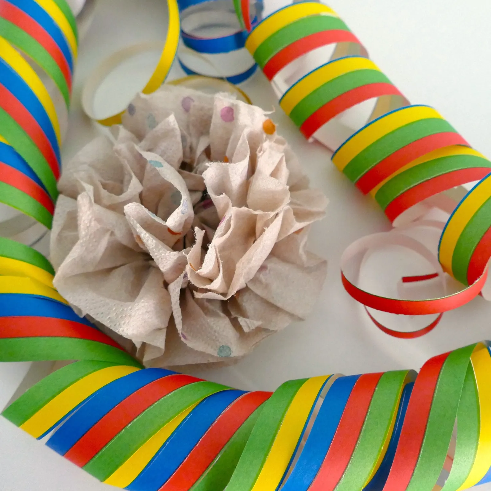 Serpentina de papel colorida (10 rolos)