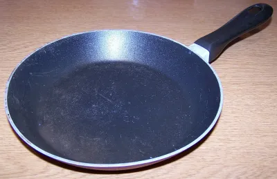 Frigideira antiaderente 28 cm
