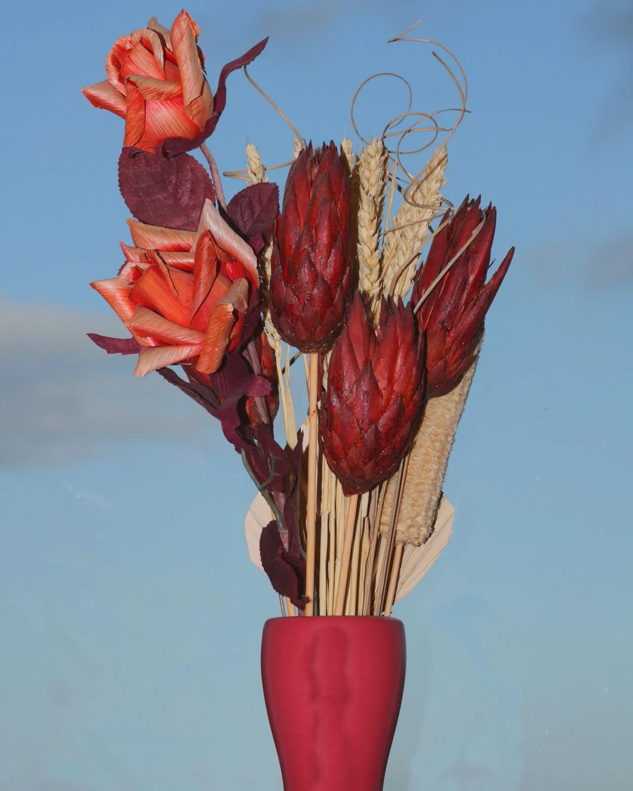 Arranjo de flores de seda e papel