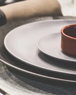 Prato de stoneware cinza 26 cm