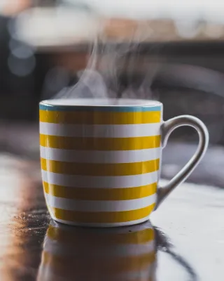 Caneca de cerâmica listrada 350 ml