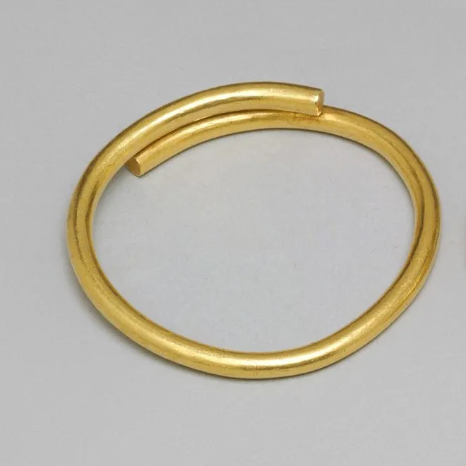 Bracelete rígido aberto folheado a ouro