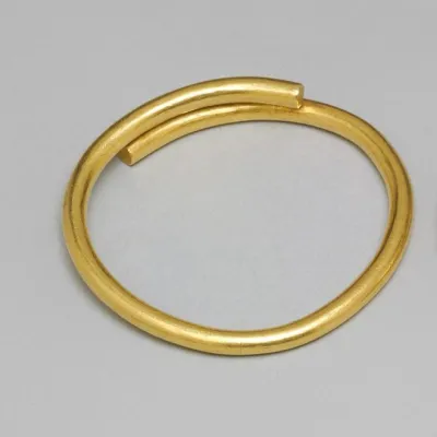Bracelete rígido aberto folheado a ouro