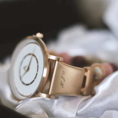 Relógio feminino rosé mostrador branco minimalista