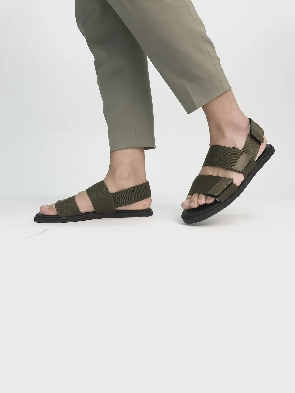 Calça cropped de sarja verde-oliva