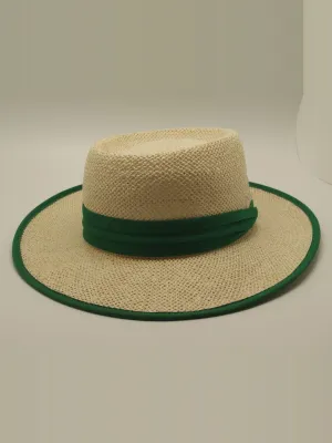 Chapéu de palha com faixa verde