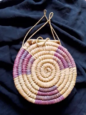 Bolsa redonda de palha trançada