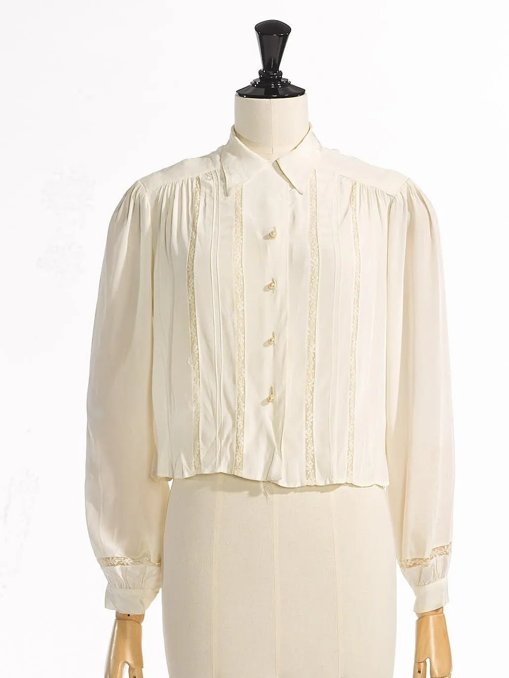 Blusa de botões off-white com pregas