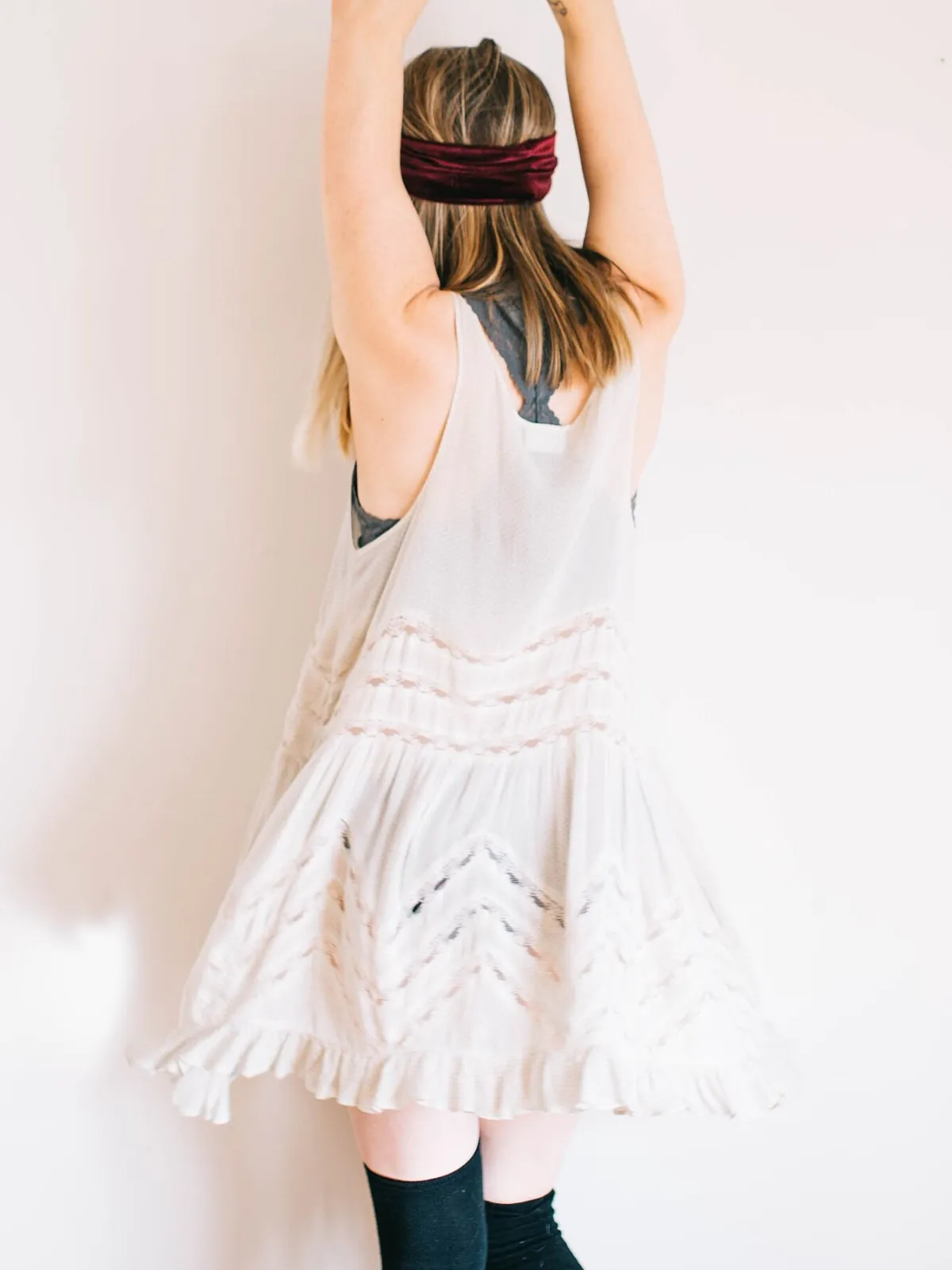 Vestido curto branco de renda com babados