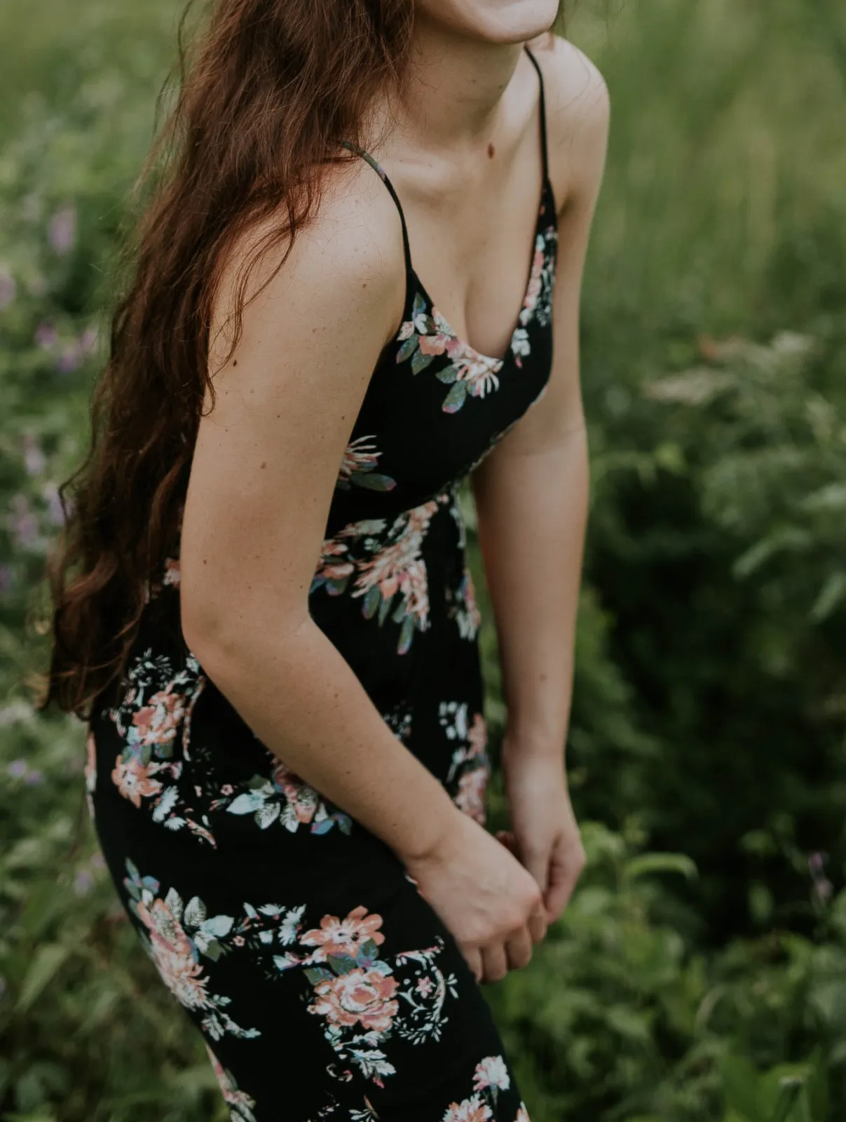 Vestido de alcinha floral escuro