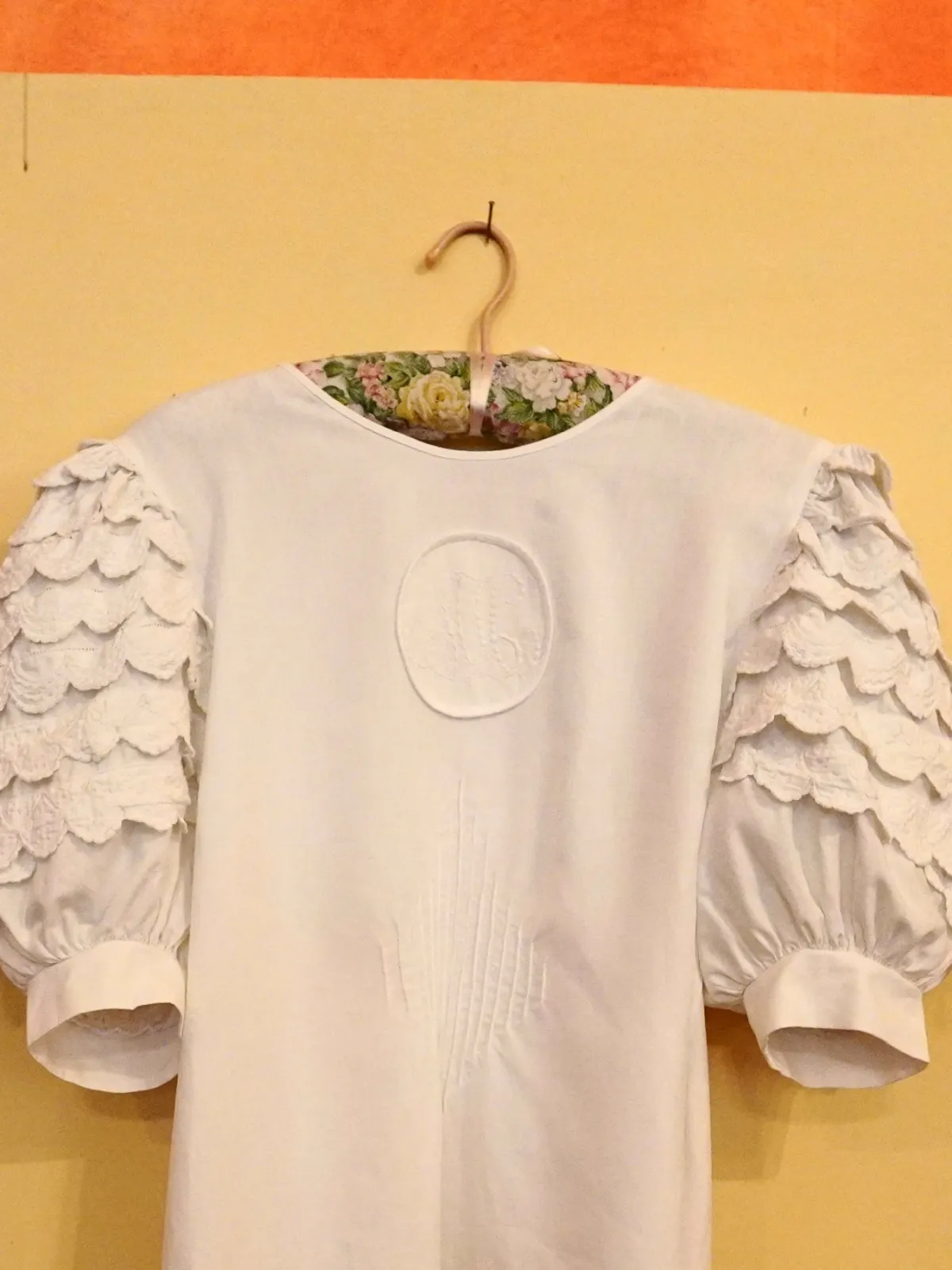 Blusa branca manga bufante com babados