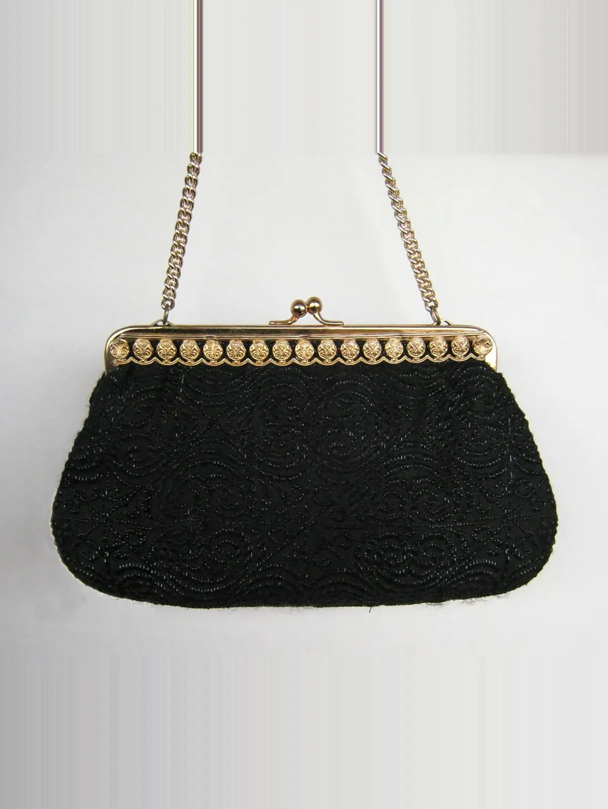 Bolsa de festa bordada com fecho dourado
