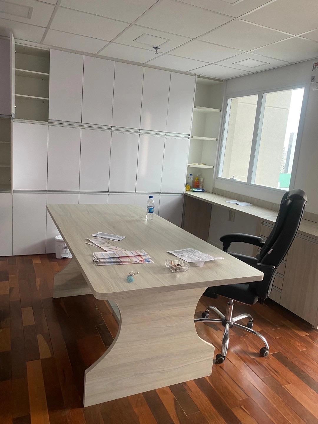 出租办公室，带一个车位，一个阳台，32平方