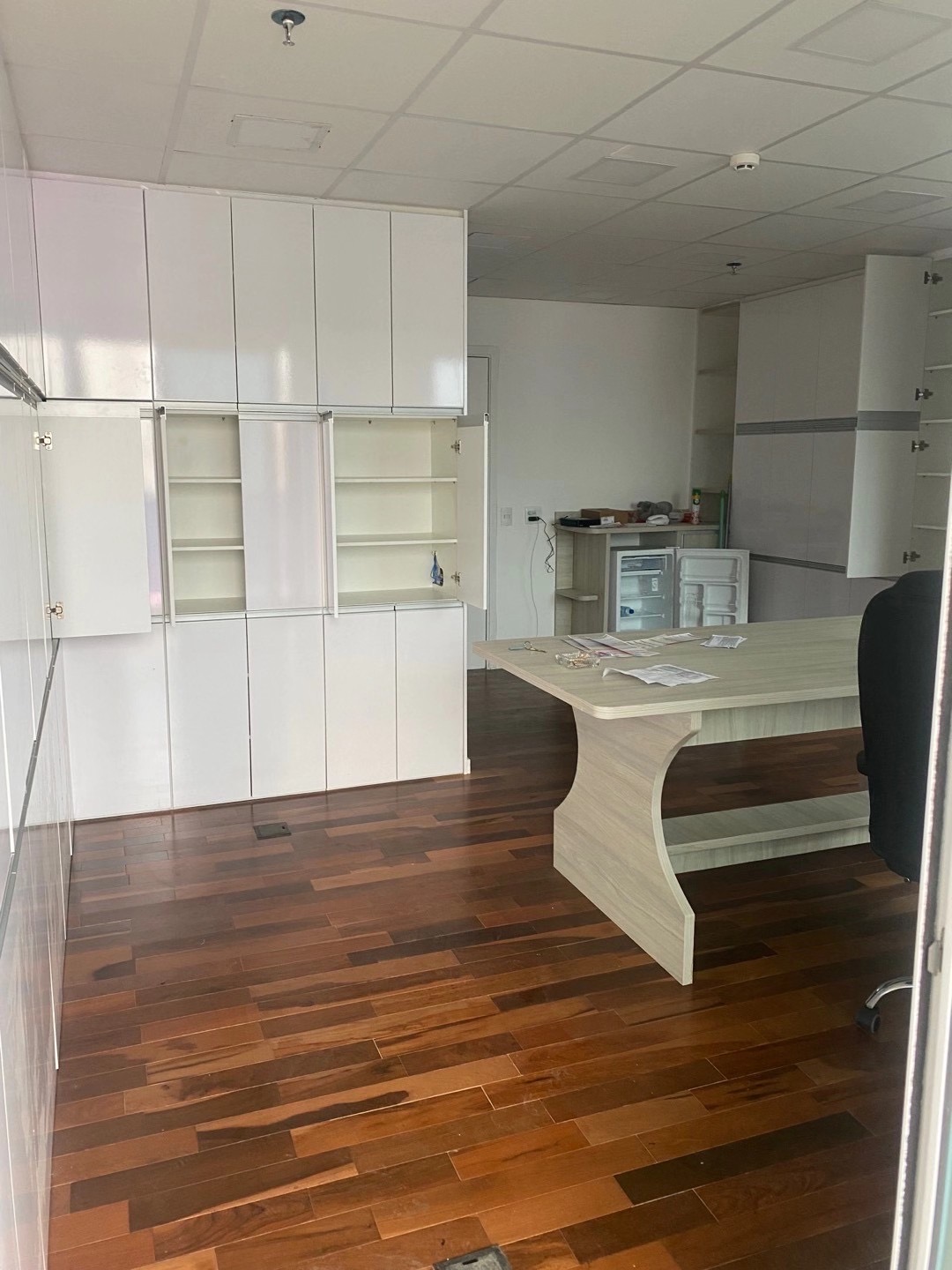 出租办公室，带一个车位，一个阳台，32平方