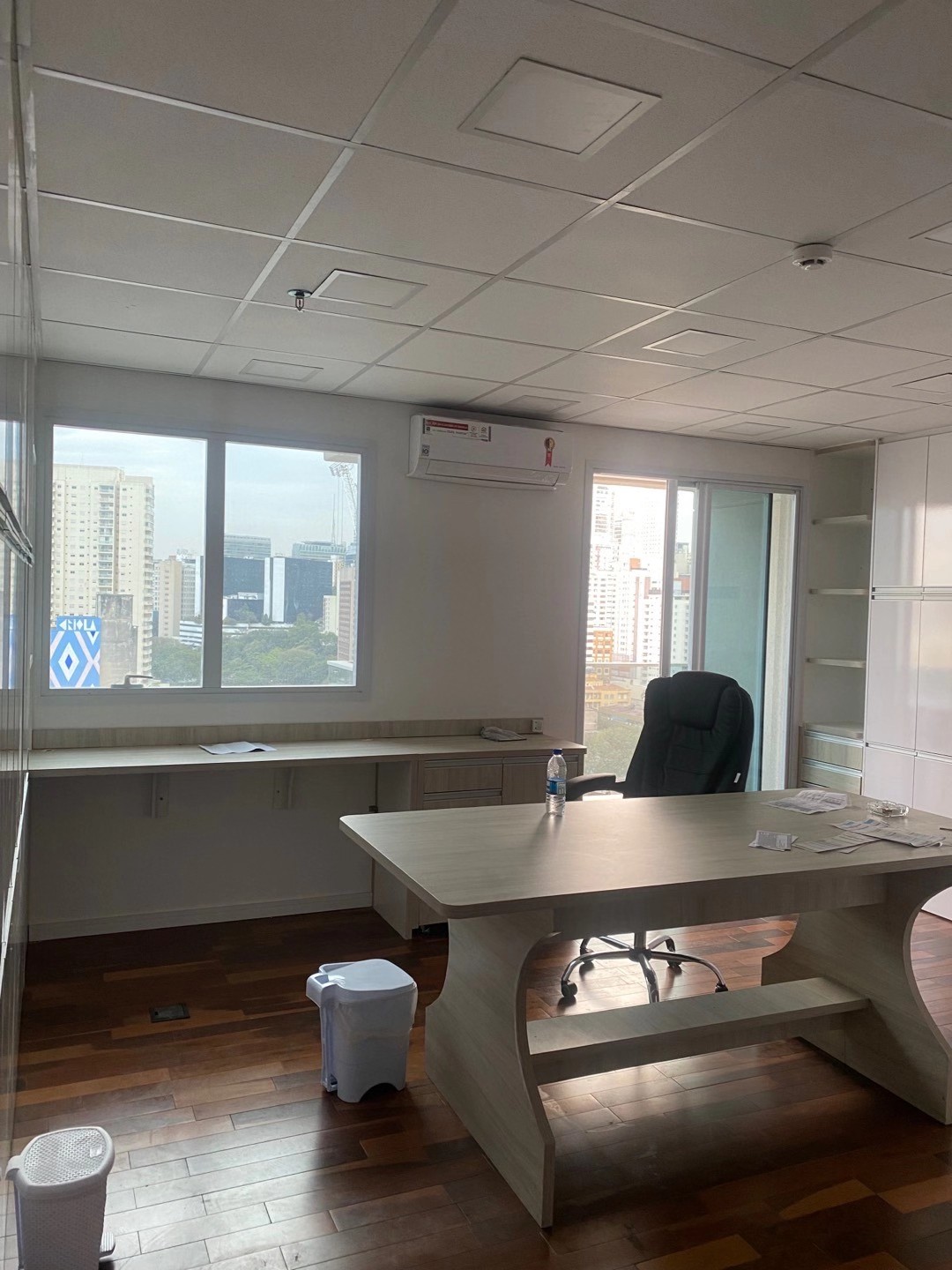 出租办公室，带一个车位，一个阳台，32平方