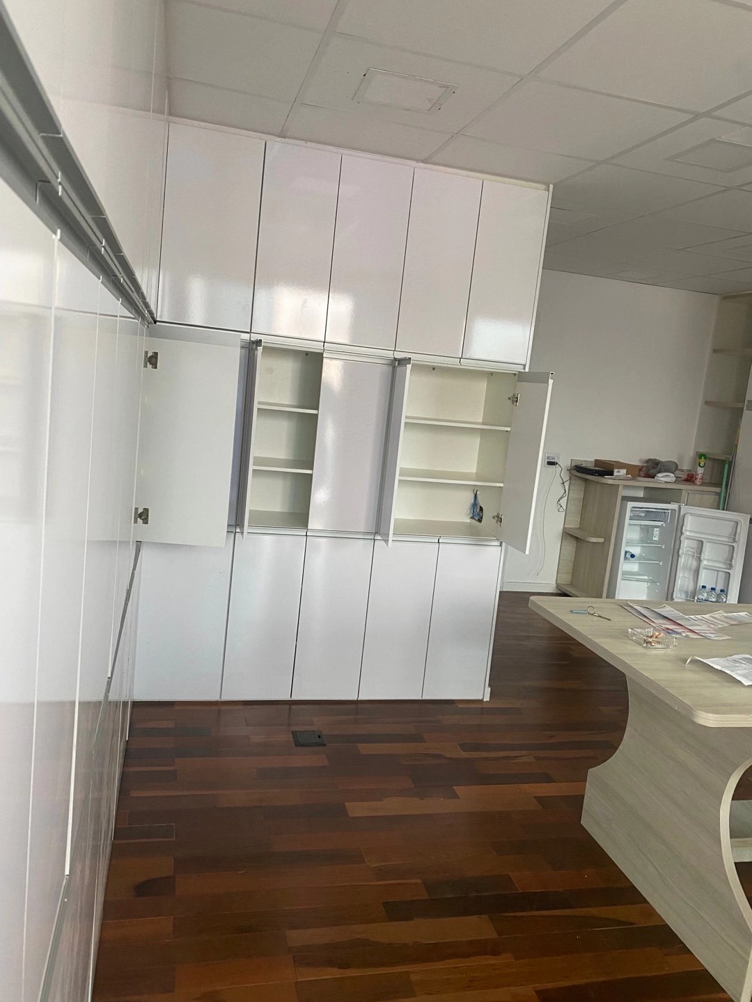 出租办公室，带一个车位，一个阳台，32平方